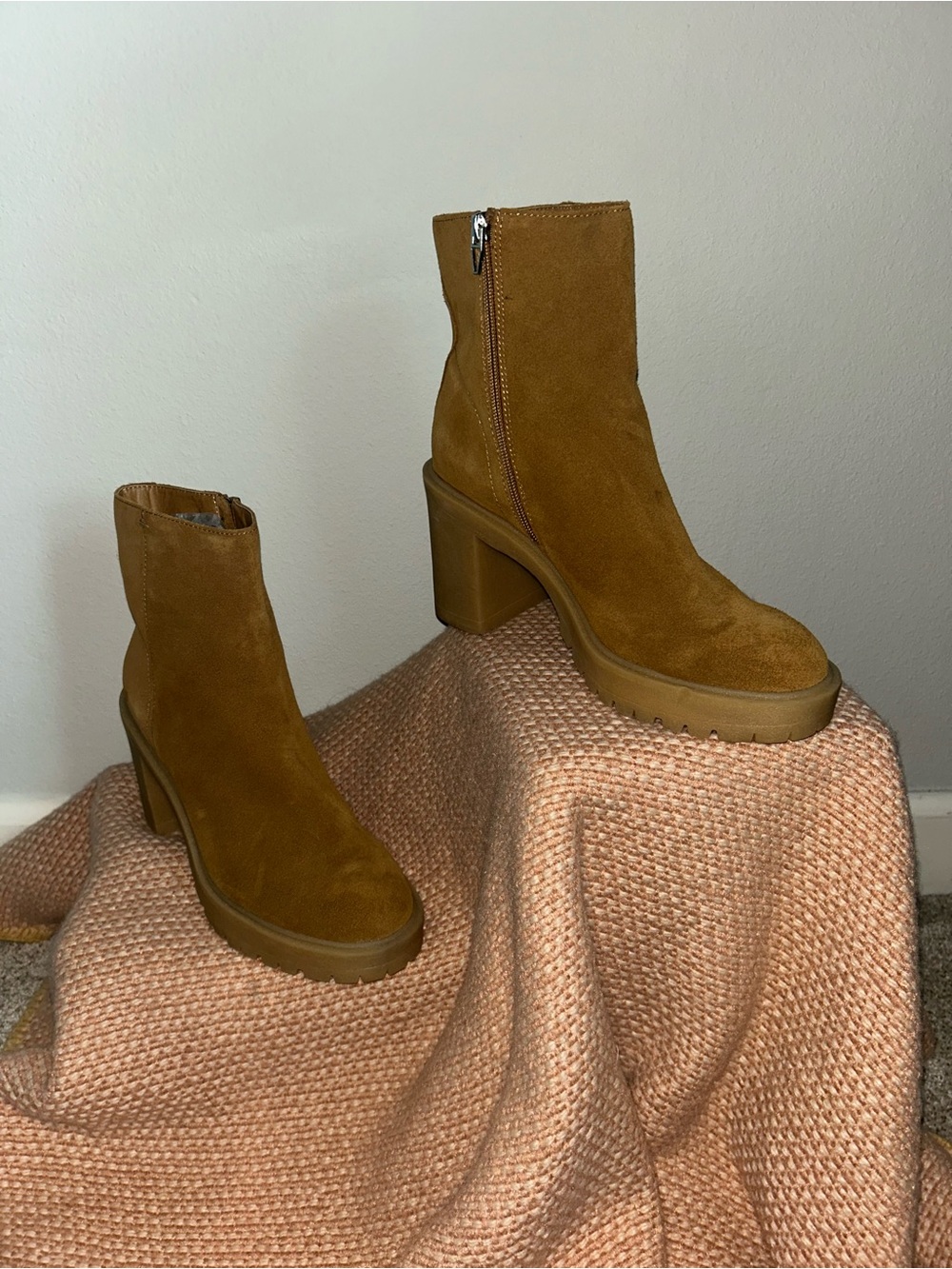NEW Dolce Vita Tan Suede Chunky Heel Ankle Boots Sz 9
